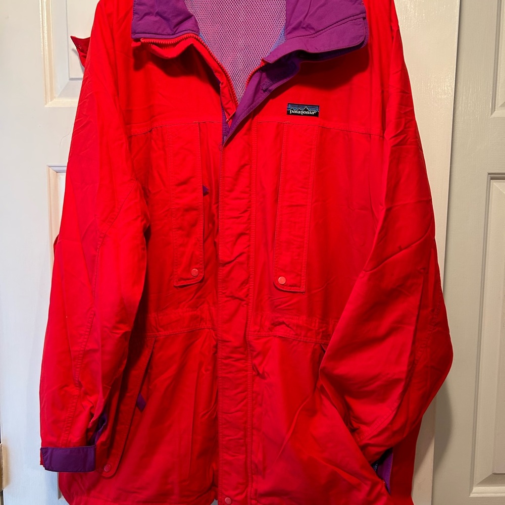 Excellent condition PATAGONIA Ski Jacket w hood! Many pockets.Tighten waistband.